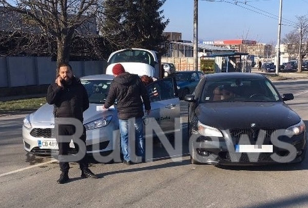 Форд се натресе в лъскаво БМВ, водачът завил без да даде мигач (СНИМКИ)