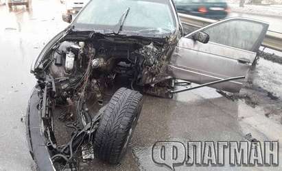 Тежка катастрофа между кола и ТИР, двама души са ранени
