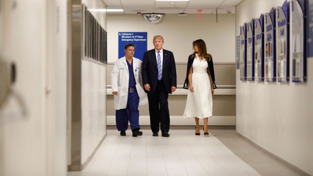 Тръмп посети болницата, в която се лекуват пострадалите в стрелбата във Флорида