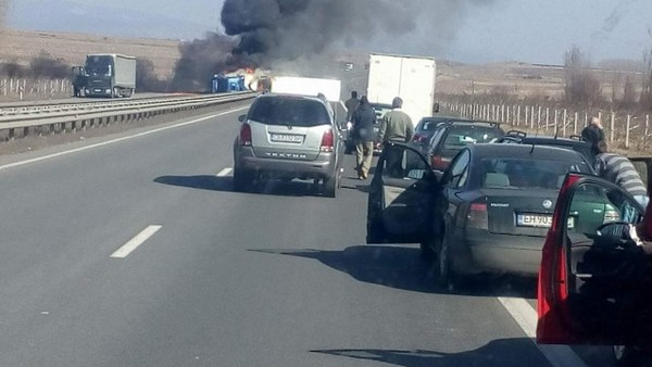 Тир се обърна и затвори магистралата