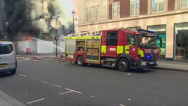 Пожар и опасност от взрив в центъра на Лондон
