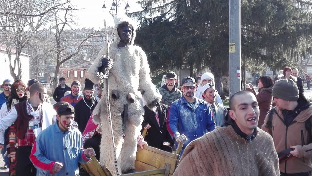 Традицията в Странджа е жива: Бял кукер носи благоденствие и берекет в Малко Търново (СНИМКА)