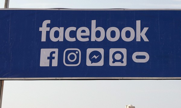 Facebook бори руските реклами... с картички по пощата
