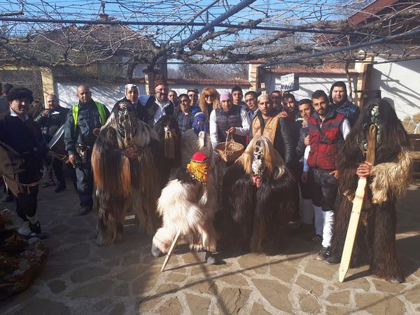 Кукери прогониха злите сили във Веселие и Ново Паничарево