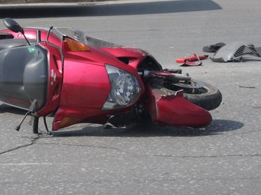 16-годишен подкара мотопед без табели, блъсна се в патрулка