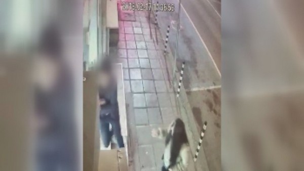 Трима младежи разбиха сладкарница в центъра, за да откраднат торта