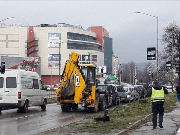 Верижна катастрофа между багер и 7 коли, ранена е жена