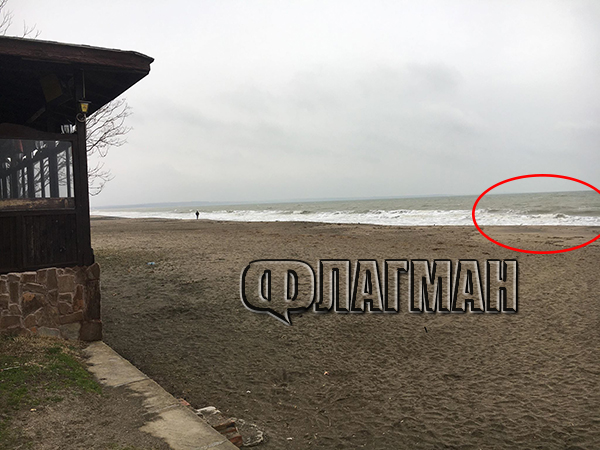 Извънредно! Труп на мъж изплува пред култово заведение на плажа в Бургас