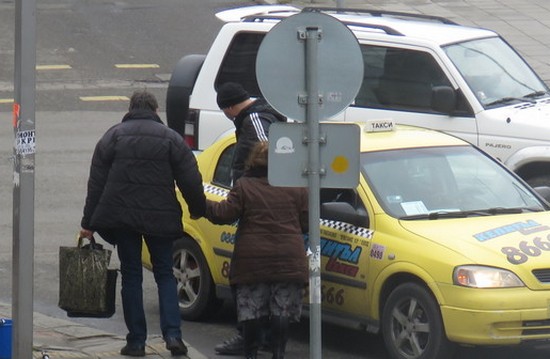 Таксиметров шофьор блъсна пенсионерка до Подземната улица в Бургас (СНИМКИ)