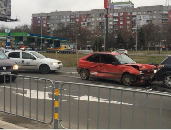 От последните минути! Тежка катастрофа затапи кръговото на Мираж в Бургас, няколко автомобила са помлени (СНИМКА)