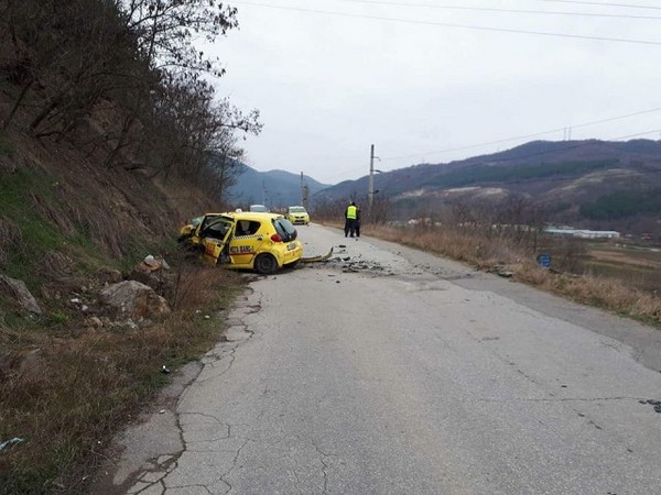 Удар между кола и такси взе жертва, автомобилът падна върху жп релси