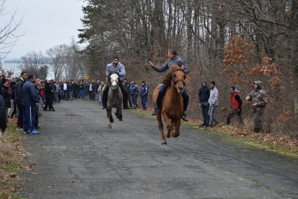 Приморско спази традицията на Тодоровден, организира конна надпревара