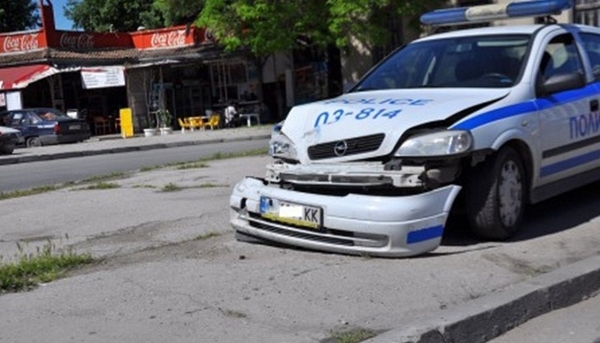 Разсеян полицай предизвика катастрофа на кръстовище, удари друг автомобил