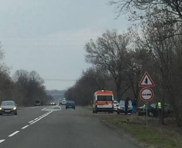 Извънредно! БМВ изхвърча от пътя край Бургас, има ранени? (СНИМКИ)