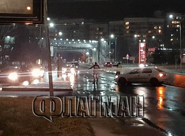 Няколко снежинки и -2°C парализираха Бургас заради малоумните шофьори