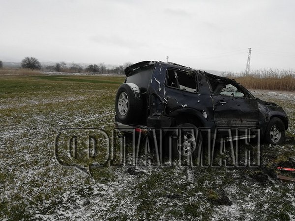 Вижте размазания на пътя Бургас-Каблешково джип, въртял се е в нивата (ЕКСКЛУЗИВНИ СНИМКИ)