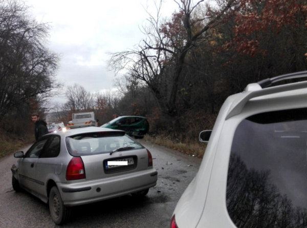 Пиян шофьор влезе в насрещното на пътя Бургас-Несебър, помете друга кола