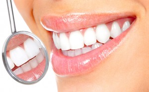 Пет евтини и лесни начина да избелите зъбите си (ВИДЕО)
