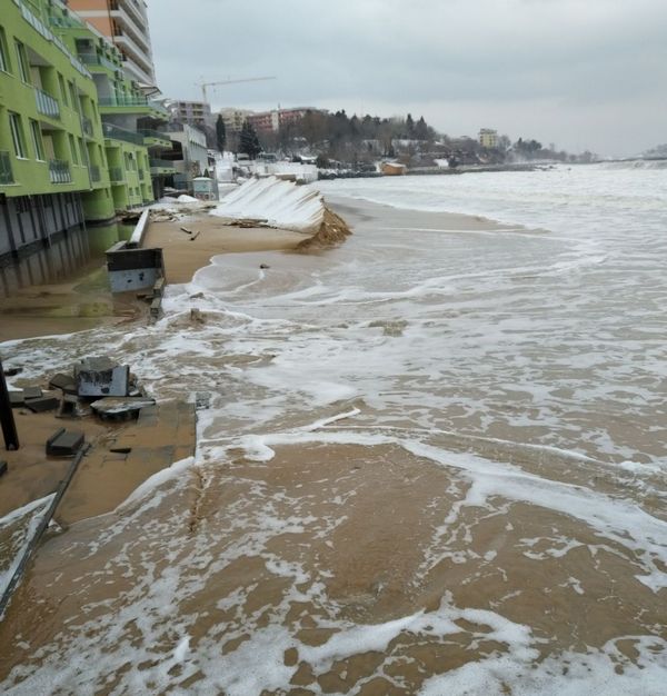Огромни вълни отнесоха южния плаж в Несебър, наводниха хотели и разрушиха заведения (СНИМКИ)