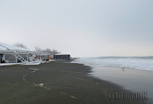 Бурното море в Бургас „захапа“ заведенията на Северния плаж