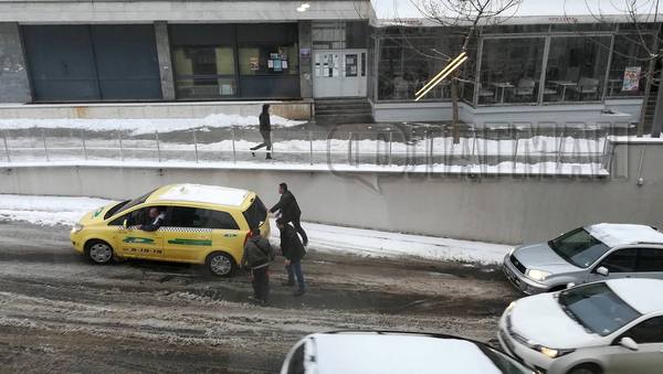 Ледена пътна настилка: Такси закъса на подземната улица (ВИДЕО)