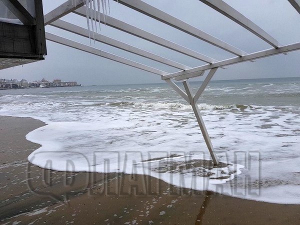 Министър Ангелкова изпрати спешна проверка в Несебър и Сл.бряг заради погълнатите плажове