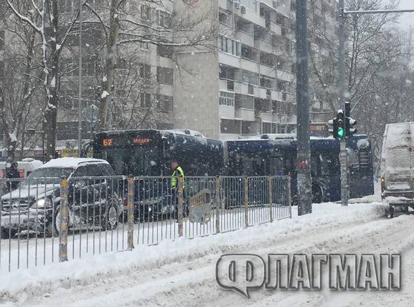Автобус от градския транспорт закъса пред Новата поща в Бургас, джип го дърпа (СНИМКИ)