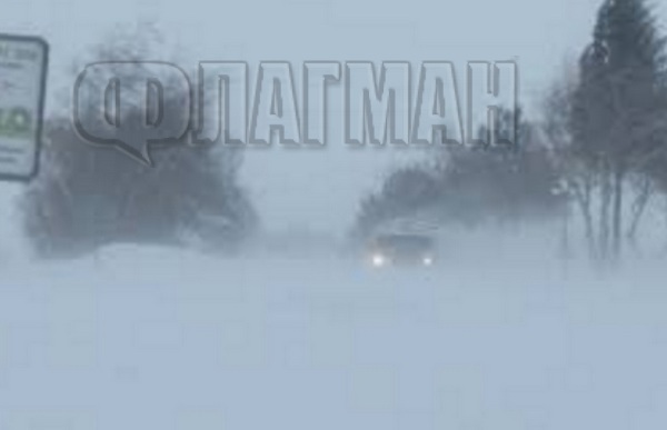 Бургаска област към 12:15 ч.: Снегът парализира региона, населени места са откъснати от света