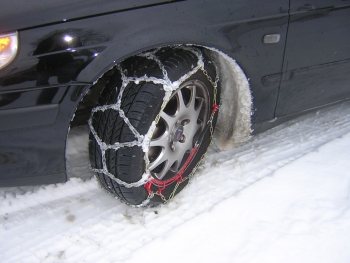 Съвети: Какво да правим, ако закъсаме с колата в снега