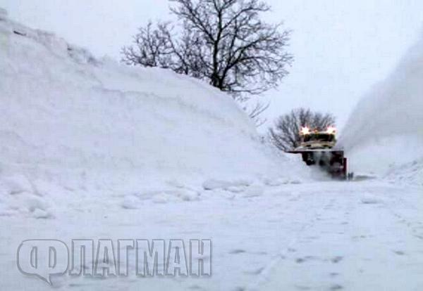 Тежка зимна обстановка в Поморие: Автомобили закъсаха в преспите, села са без ток