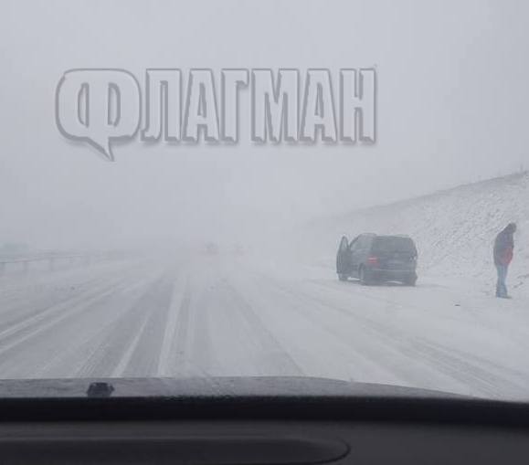 Снежният капан продължава: Вижте кои пътища в Бургаска област остават блокирани