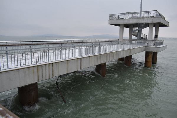 Забраниха достъпа до Моста в Бургас: Огромни вълни го заляха и нанесоха поражения (СНИМКИ)