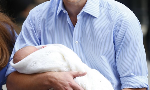 У дома с бебето: 395 татковци в бащинство, взимат повече от майките