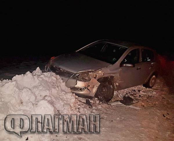 Тежка катастрофа край Банево, възрастен шофьор е откаран в болницата (СНИМКИ)