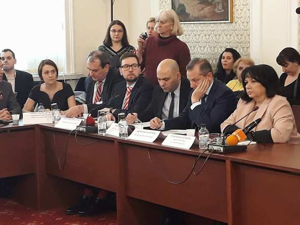 Министър Теменужка Петкова излезе изненадващо в отпуск