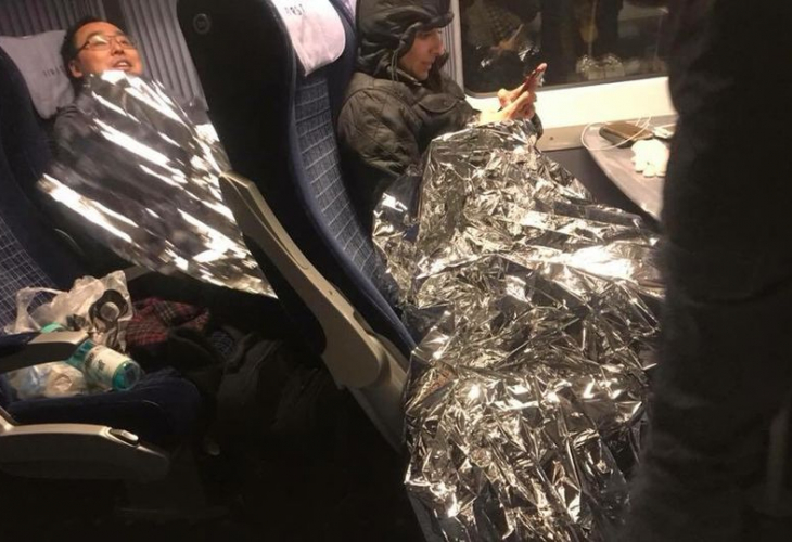 Невиждано! Британци спят под фолио, блокирани 15 часа в леден влак (СНИМКИ)