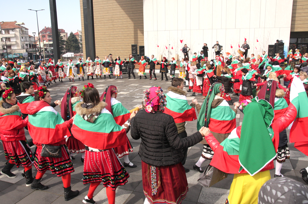 Над 500 жители и гости на Несебър изпълниха централния площад за 3 март (СНИМКИ)