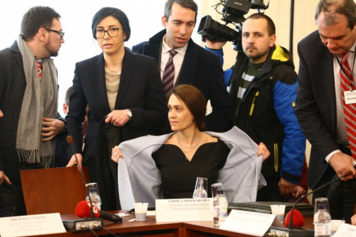 Модни експерти оцениха тоалета с изрязано деколте и марковата чанта, с които Гинка Върбакова дойде в парламента