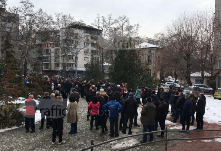 Напрежение заради циганската напаст! Стотици в подкрепа на лекаря, обвинен в убийството на Жоро Плъха