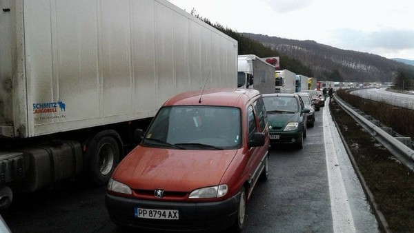 Аварирал тир затрудни движението по магистралата