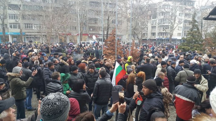 Заради д-р Димитров: Стотици скандират „Свобода!” в Пловдив