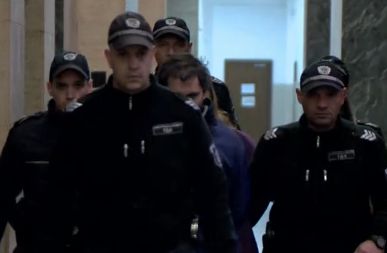 Съдът решава да остави ли в ареста Мария за убийството на баща й