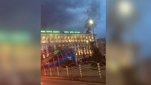 Евакуираха столичния хотел „Балкан” заради задимяване (ВИДЕО)