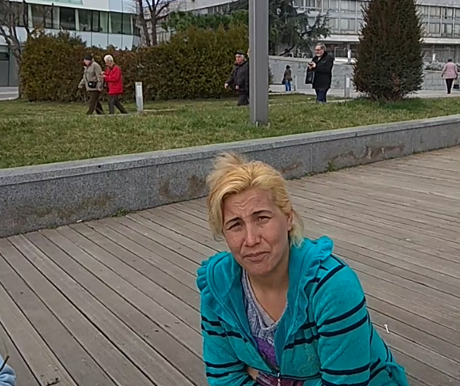 Ето я Емилия от Бургас, спряла децата си от училище, за да просят в центъра на града (ВИДЕО)