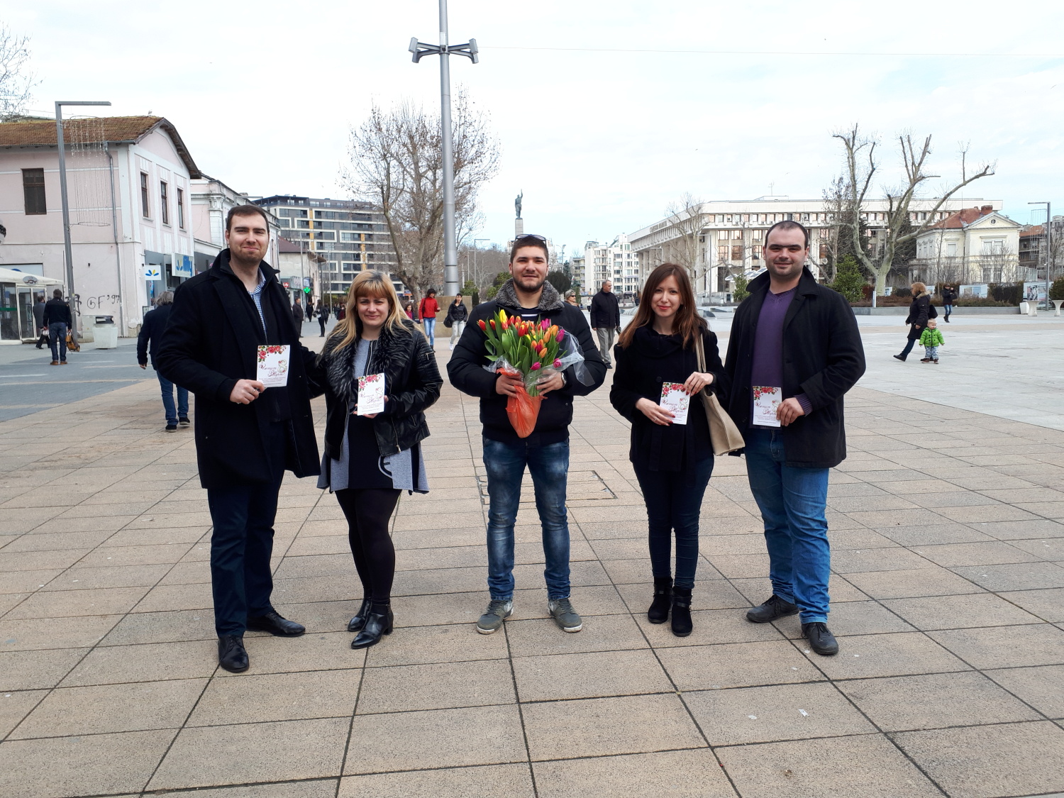 Младежи от БСП – Бургас зарадваха бургазлийки по случай 8-ми март