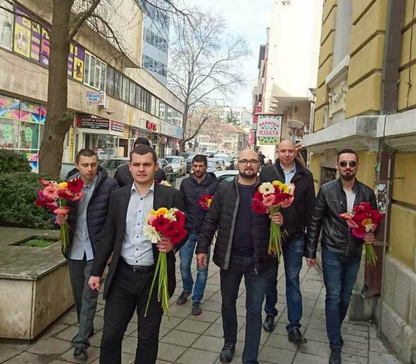 Банда млади мъже тръгнаха по центъра на Бургас с цветя, за да зарадват жените (СНИМКИ)