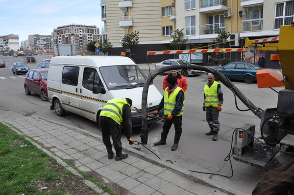 Кърпят спешно най-пострадалите пътни участъци навсякъде в Бургас (СНИМКИ)