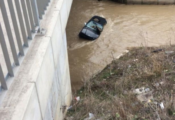Жестока катастрофа! Кола изхвърча от мост и падна в река, двама загинаха (СНИМКИ)
