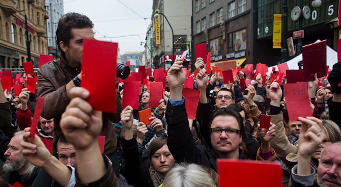 Хиляди протестират срещу корупцията в Братислава