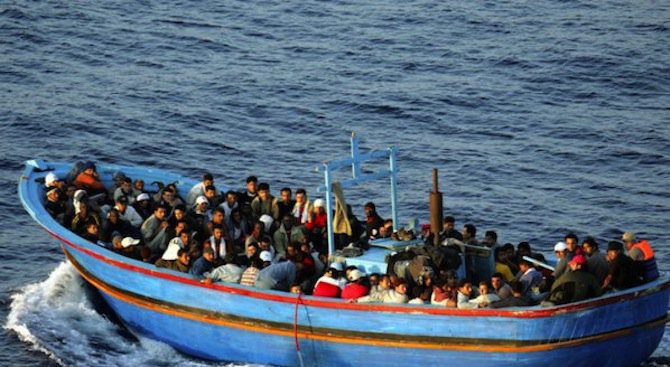 Спасиха 125 мигранти край бреговете на Либия
